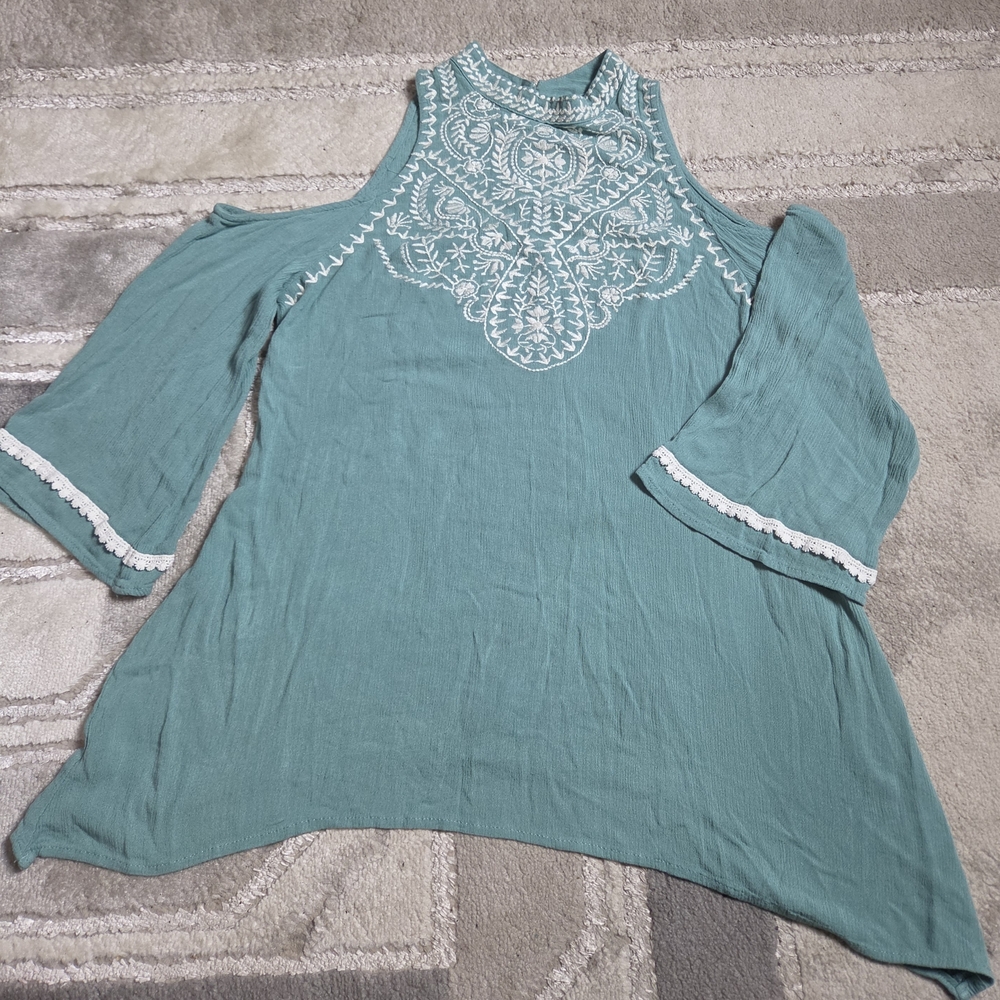 Xhilaration Teal Cold-Shoulder Tunic with White Embroidery